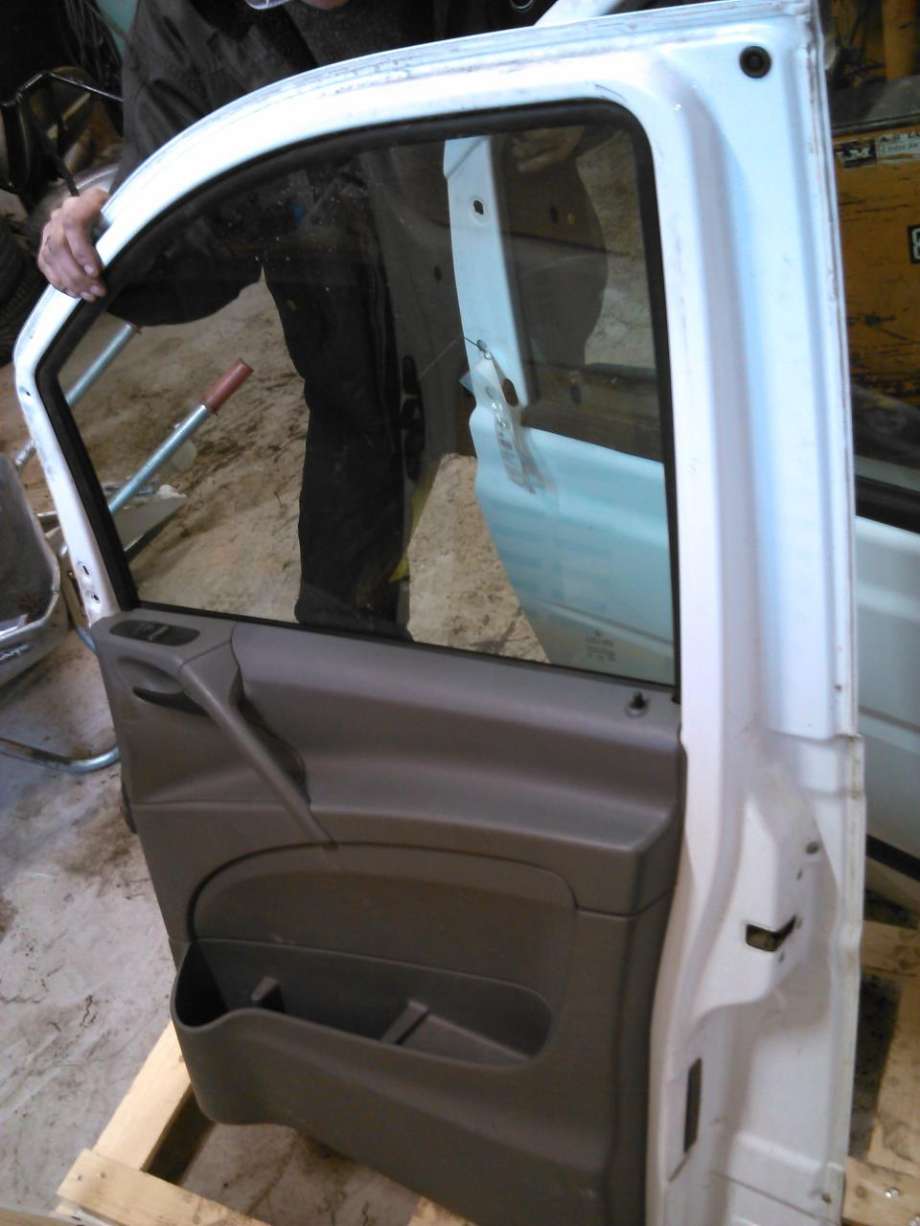 Dør høyre foran til Mercedes Vito/Viano 2004-2010 (Fase 1) (W639) (W639) 