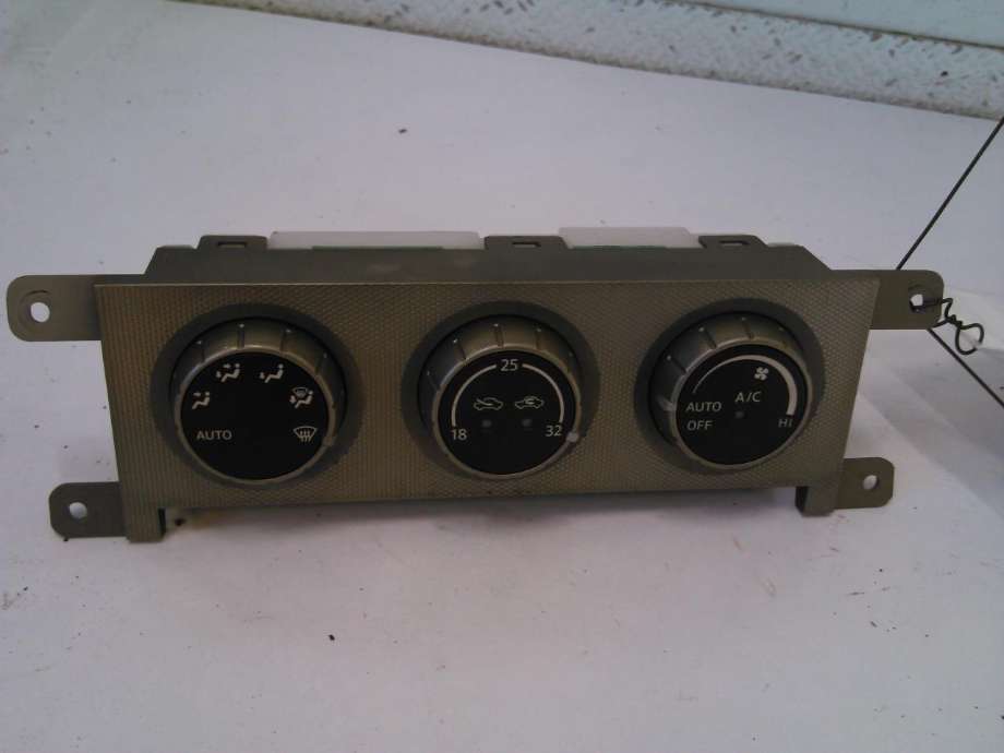 Varmeapparat betjening til Nissan Patrol, 2004-2010 (Fase 2) (Y61) (Y61) (27510VD200)