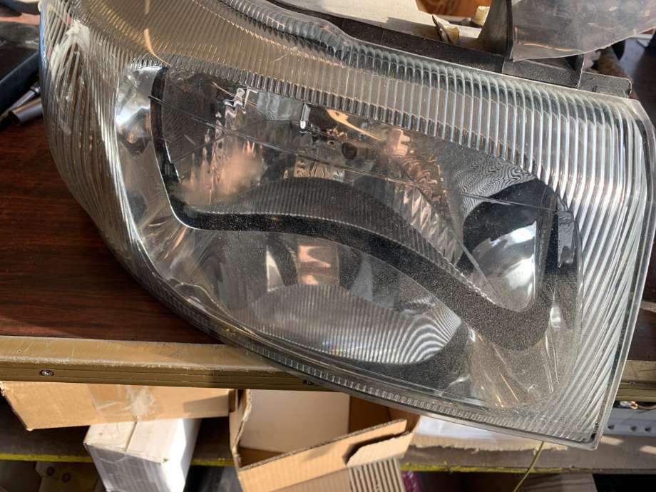 Frontlykt høyre halogen til Ford Transit 2000-2005  