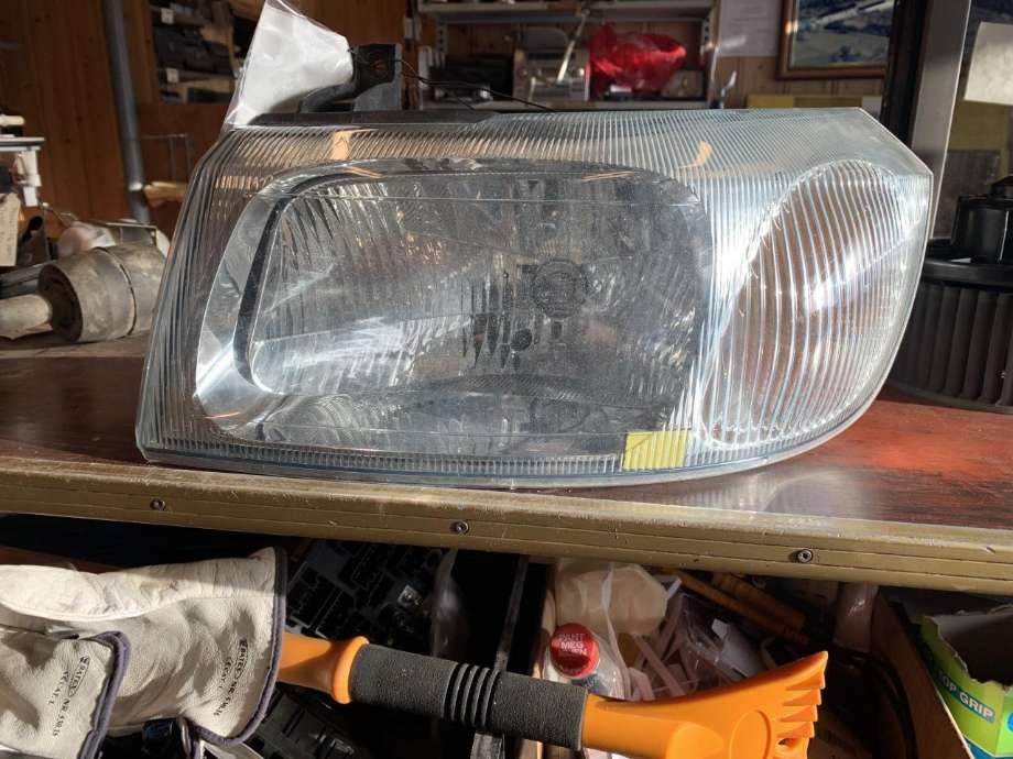 Frontlykt venstre halogen til Ford Transit, 2000-2005  