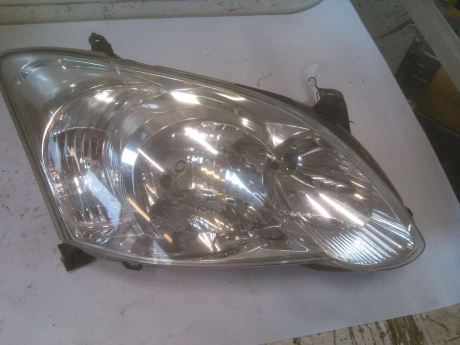 Frontlykt høyre halogen til Toyota Corolla, 2002-2007  