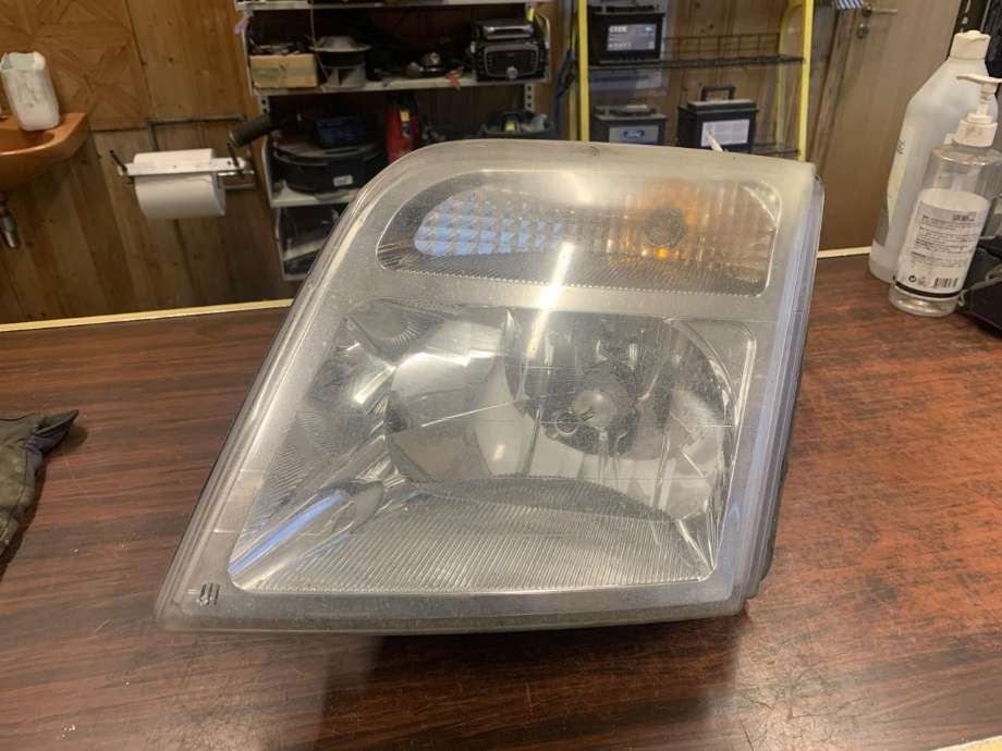 Frontlykt venstre halogen til Ford Transit Connect, 2009-2013 (Type I, Fase 2)  