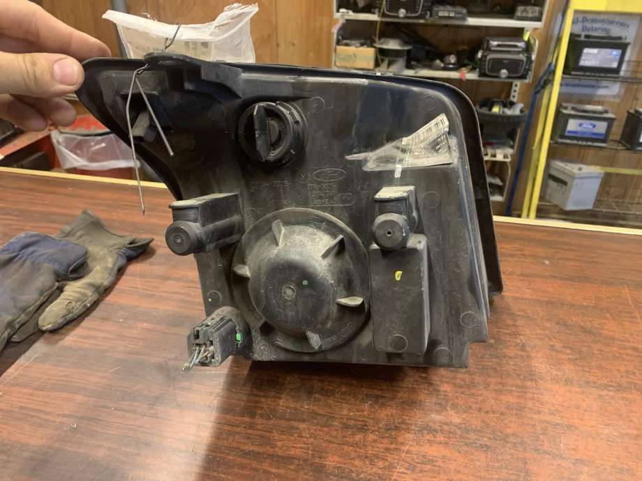 Frontlykt venstre halogen til Ford Transit Connect 2009-2013 (Type I, Fase 2)