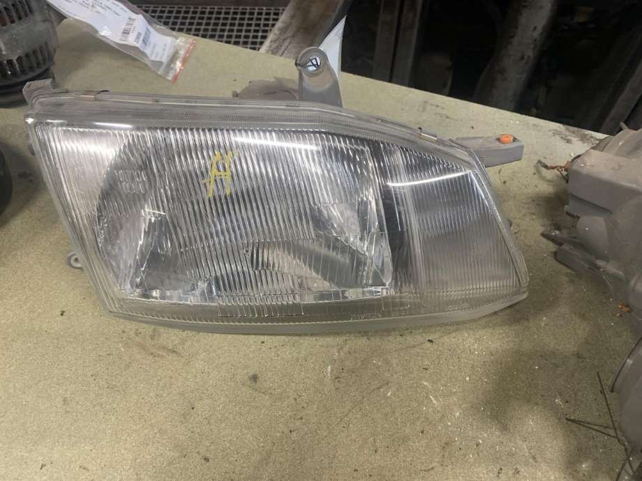 Frontlykt høyre halogen til Toyota Hiace, 1996-2001 (Fase 1)  