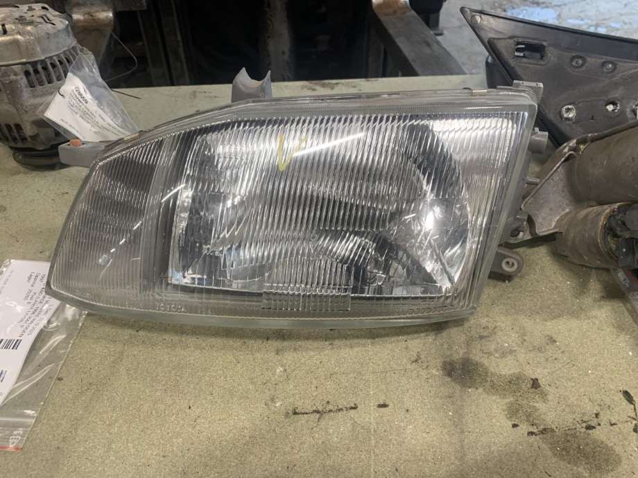 Frontlykt venstre halogen til Toyota Hiace, 1996-2001 (Fase 1)  
