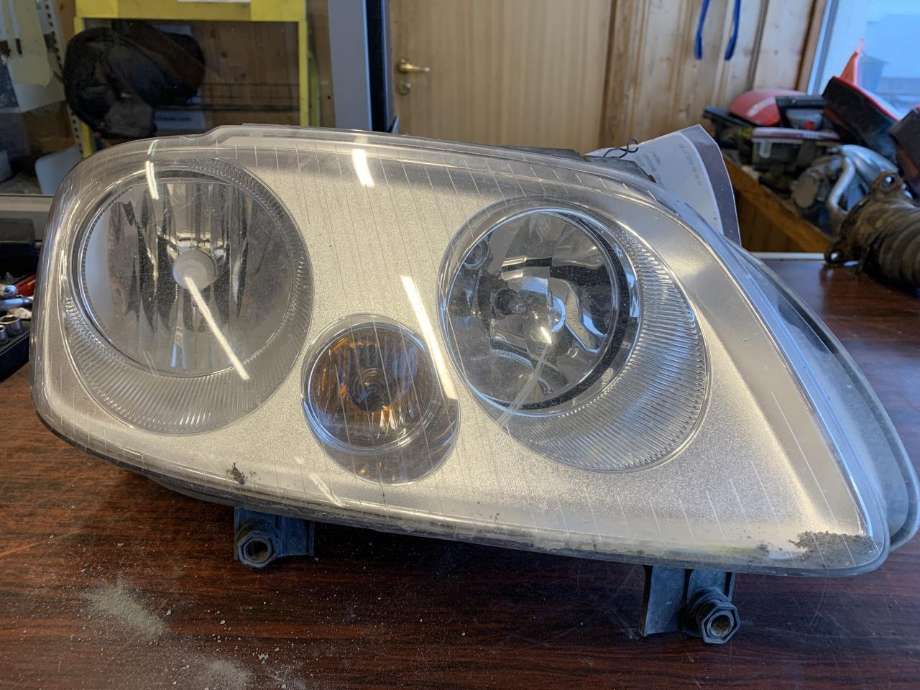 Frontlykt høyre halogen til VW Caddy, 2004-2010 (Type III, Fase 1)  