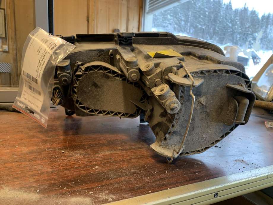 Frontlykt høyre halogen til VW Caddy 2004-2010 (Type III, Fase 1)