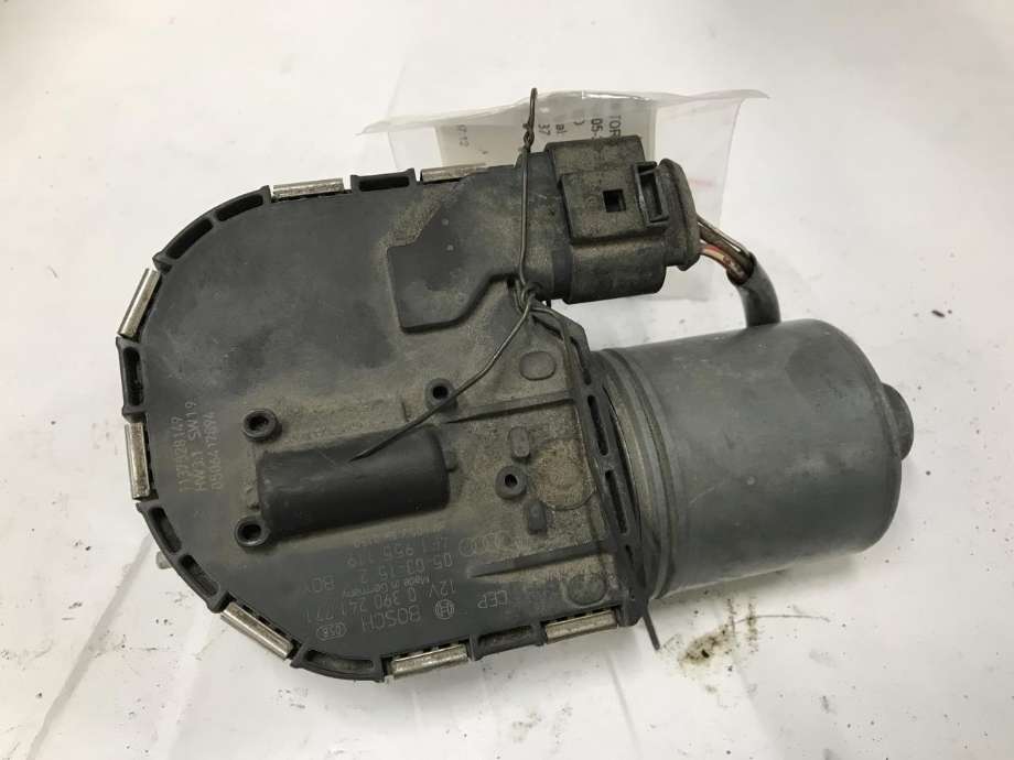 Viskermotor frontrute til Audi A6 2005-2008 (Type III, Fase 1) (C6) (C6) (BOSCH|0390241771|4F1955119|)