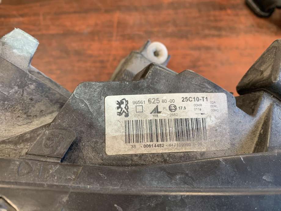 Frontlykt venstre halogen til Peugeot 308 2007-2011 (Type I, Fase 1)  
