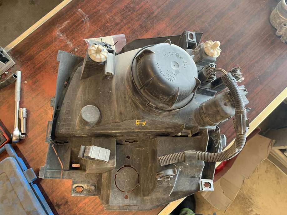 Frontlykt høyre halogen til VW Transporter / Caravelle 1990-2003 (T4) (T4) 