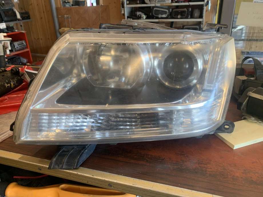 Frontlykt venstre xenon til Suzuki Grand Vitara, 2005-2015 (Type III)  