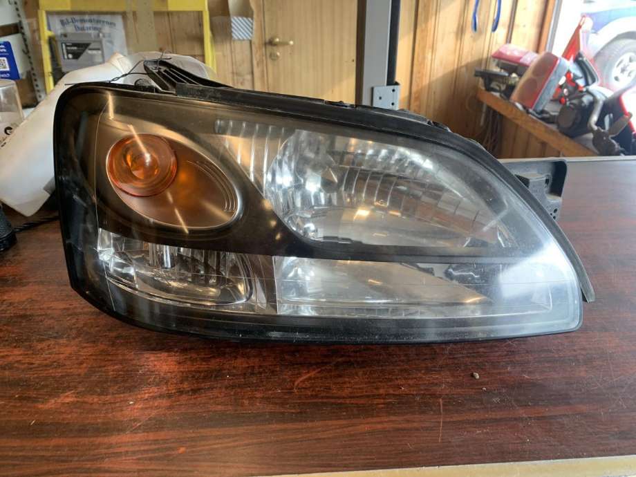 Frontlykt høyre halogen til Subaru Outback, 1999-2003 (Type II)  