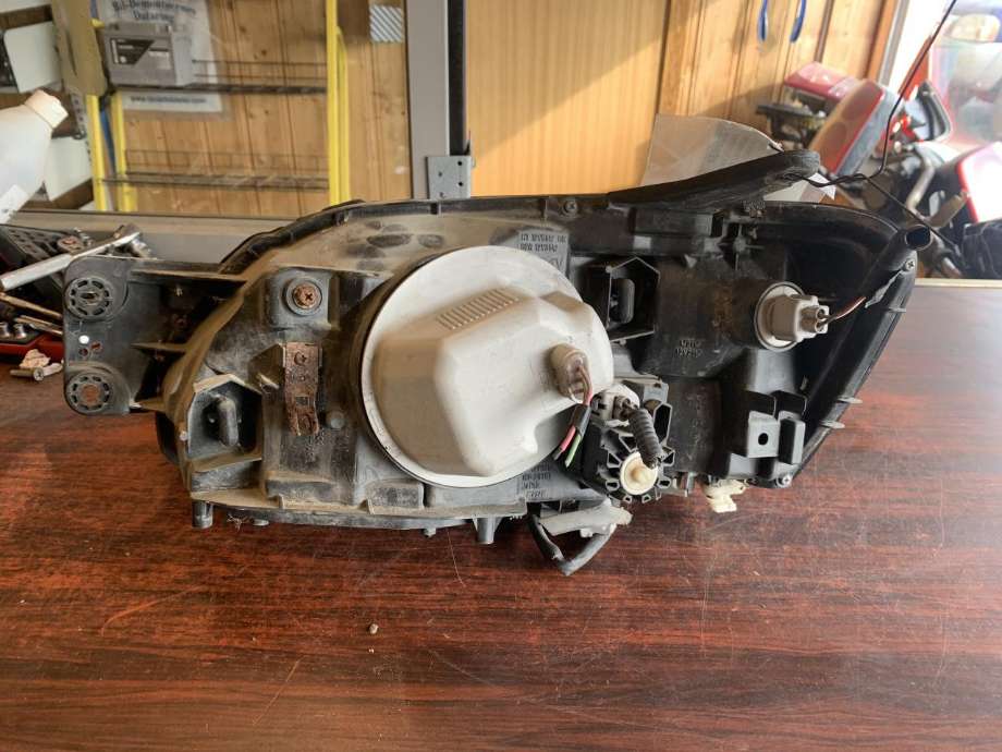 Frontlykt høyre halogen til Subaru Outback 1999-2003 (Type II)  