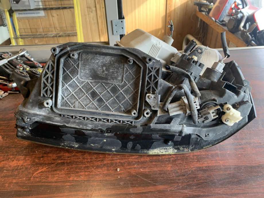 Frontlykt høyre halogen til Subaru Outback 1999-2003 (Type II)  