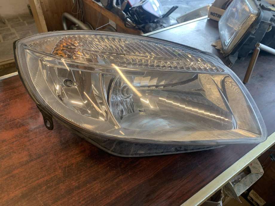 Frontlykt høyre halogen til Škoda Fabia, 2007-2010 (Type II, Fase 1)  (HELLA|)
