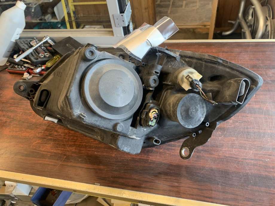 Frontlykt høyre halogen til Škoda Fabia 2007-2010 (Type II, Fase 1)  (HELLA|)