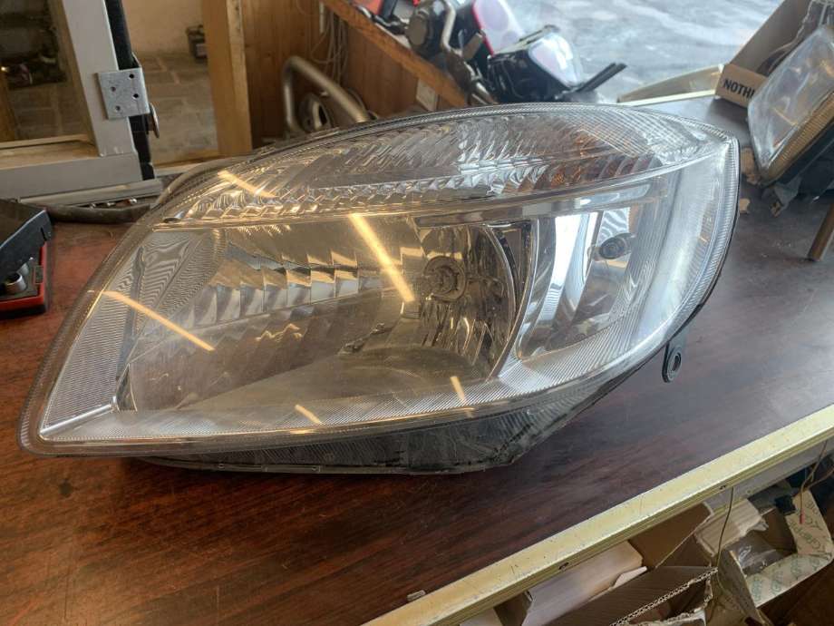 Frontlykt venstre halogen til Škoda Fabia, 2007-2010 (Type II, Fase 1)  (HELLA|)