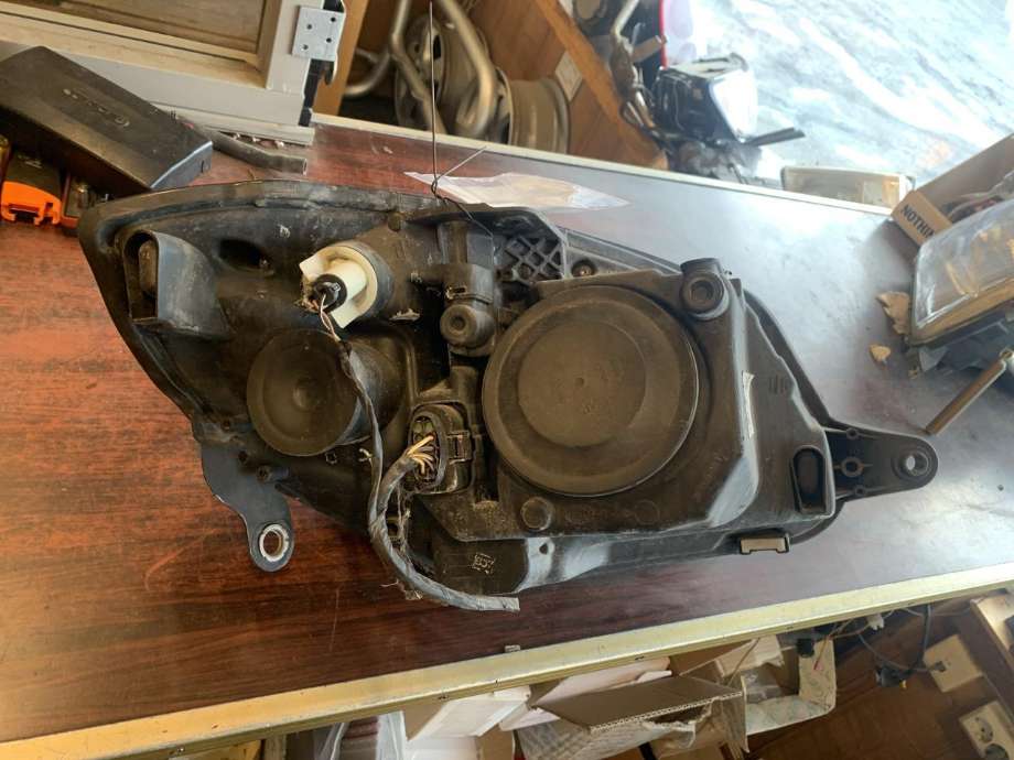 Frontlykt venstre halogen til Škoda Fabia 2007-2010 (Type II, Fase 1)  (HELLA|)