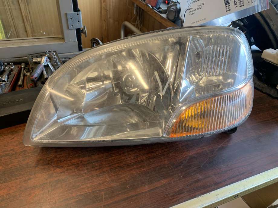 Frontlykt venstre halogen til Suzuki Ignis, 2000-2006 (Type I) (JAPAN) (JAPAN)
