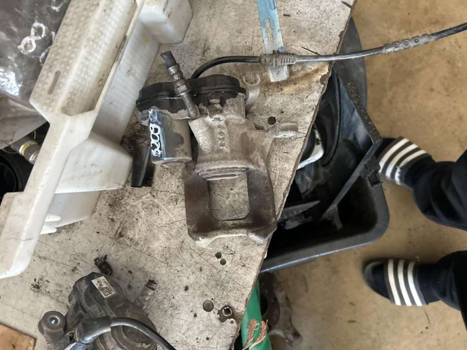 Bremsecaliper høyre bak, elektrisk til BMW iX1 2023-->> (U11) (U11) 