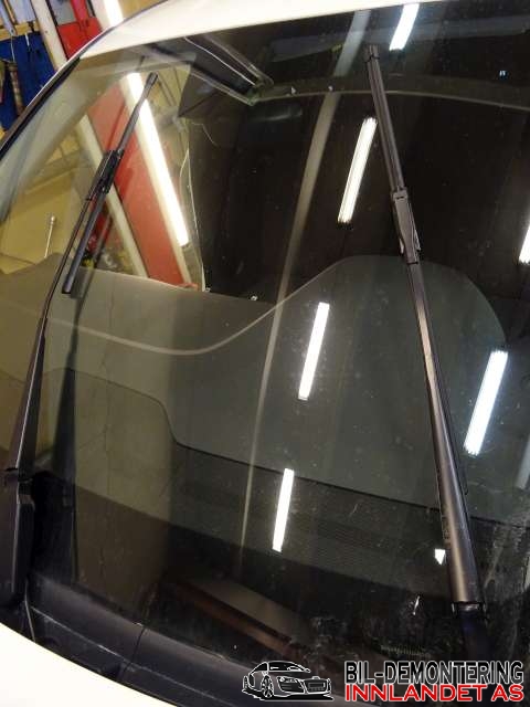 Viskerarmer frontrute til Mercedes B-Klasse, 2011-2018 (W246) (W246) (A 246 820 01 44)