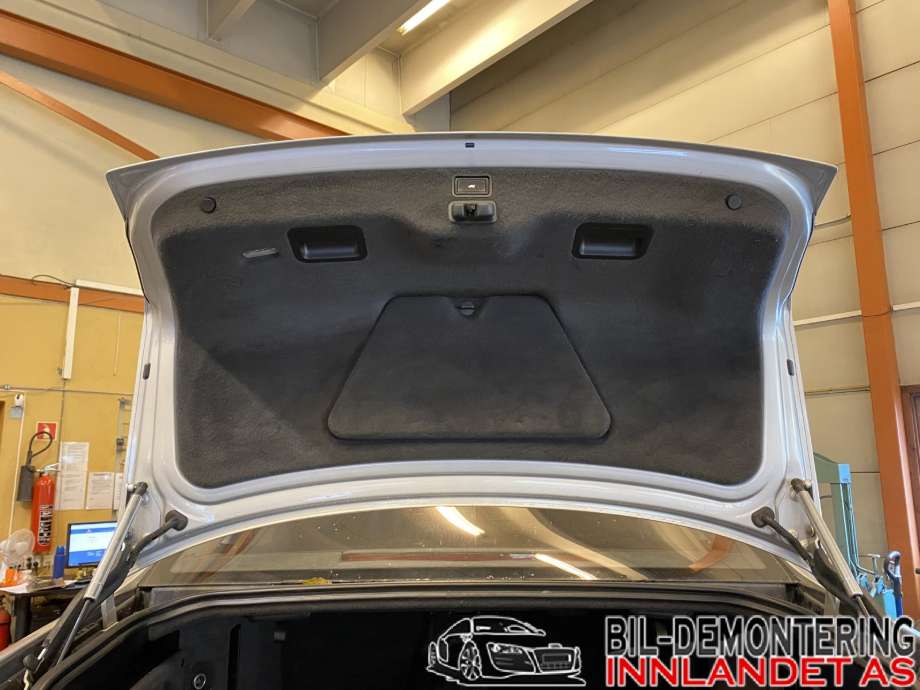Bakluke sedan til Audi A8 2003-2010 (Type II)  (AUDI|4E0 827 023 A|)