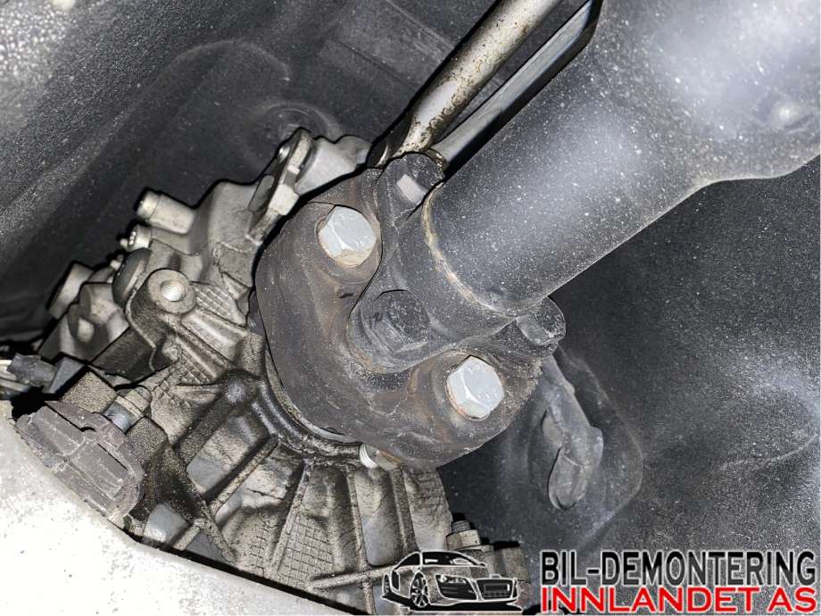 Mellomaksel til BMW 3-Serie, 2012-2018 (F30/F31/F34) (F30/F31/F34) (BMW|26 10 7 637 027)