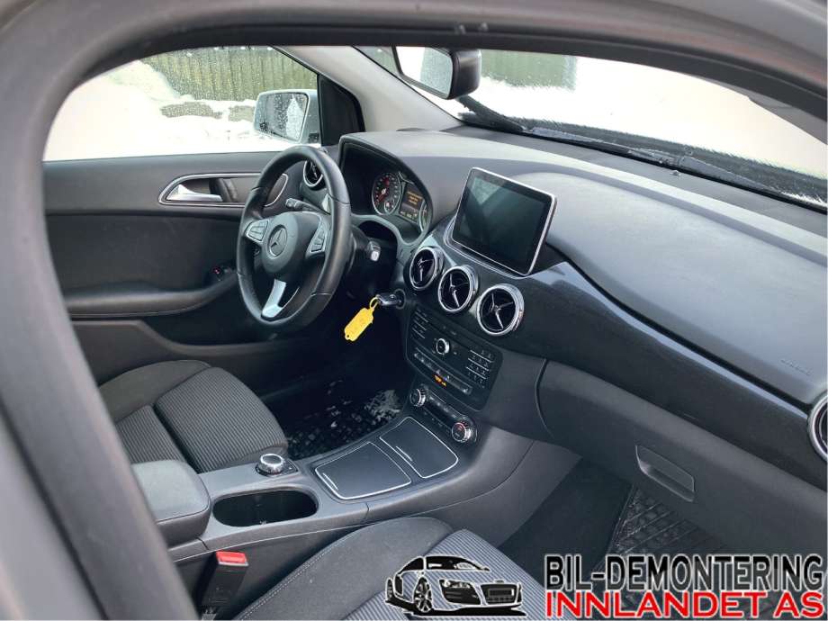Airbag kne til Mercedes B-Klasse, 2011-2018 (W246) (W246) (MERCEDES|A 246 860 03 02 9H68)