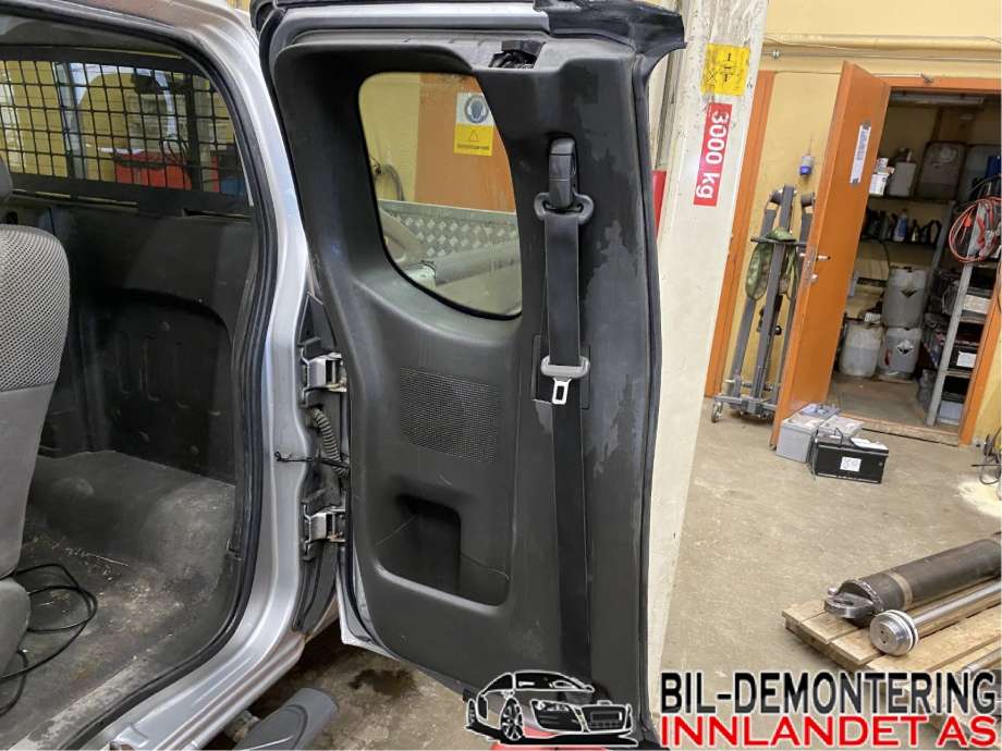 Dør venstre bak til Nissan Navara 2005-2010 (Fase 1) (D40) (D40) (NISSAN|82101EA831|)
