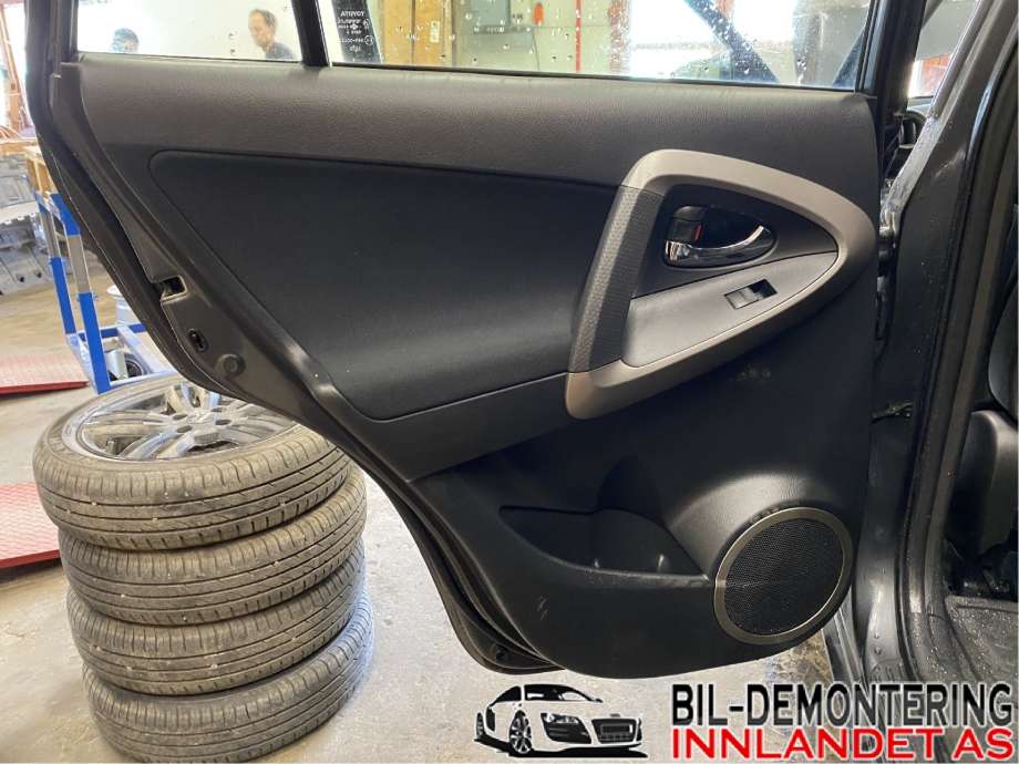 Dørtrekk venstre til Toyota RAV4, 2006-2009 (Type III, Fase 1)  (TOYOTA|6764042330B0)