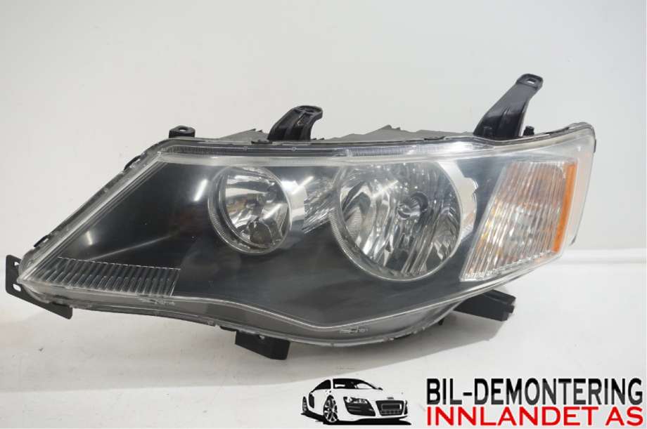 Frontlykt venstre halogen til Mitsubishi Outlander, 2007-2010 (Type II, Fase 1)  (MITSUBISHI|8301A159)