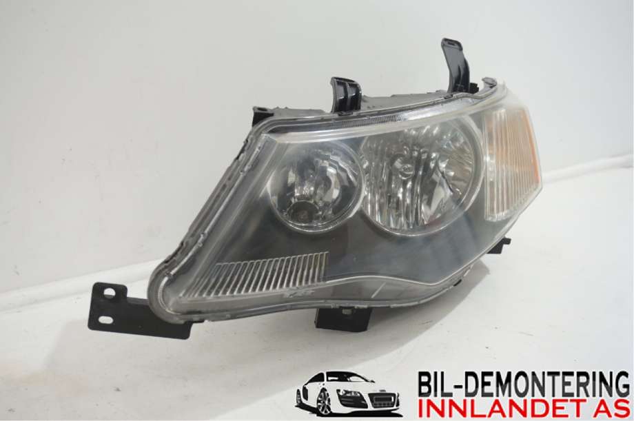 Frontlykt venstre halogen til Mitsubishi Outlander 2007-2010 (Type II, Fase 1)  (MITSUBISHI|8301A159|)