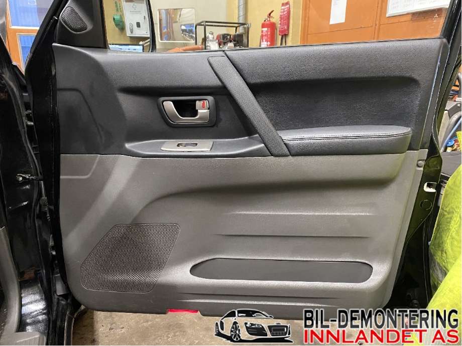 Dørtrekk høyre til Mitsubishi Pajero, 2000-2006 (Type III) (MITSUBISHI|MR621822)