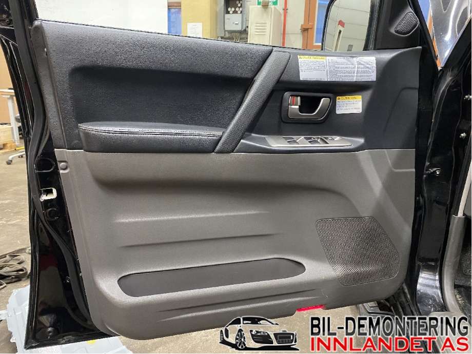 Dørtrekk venstre til Mitsubishi Pajero, 2000-2006 (Type III) (MITSUBISHI|MR621818)