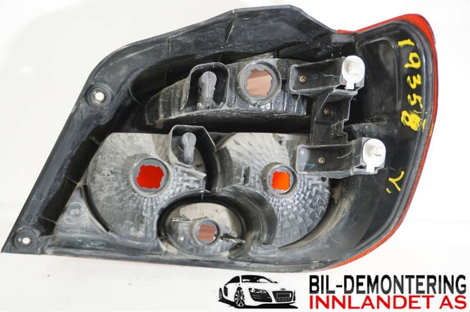 Baklykt venstre til Mitsubishi Outlander 2003-2006 (Type I)  (MITSUBISHI|8330A047|220-87685)