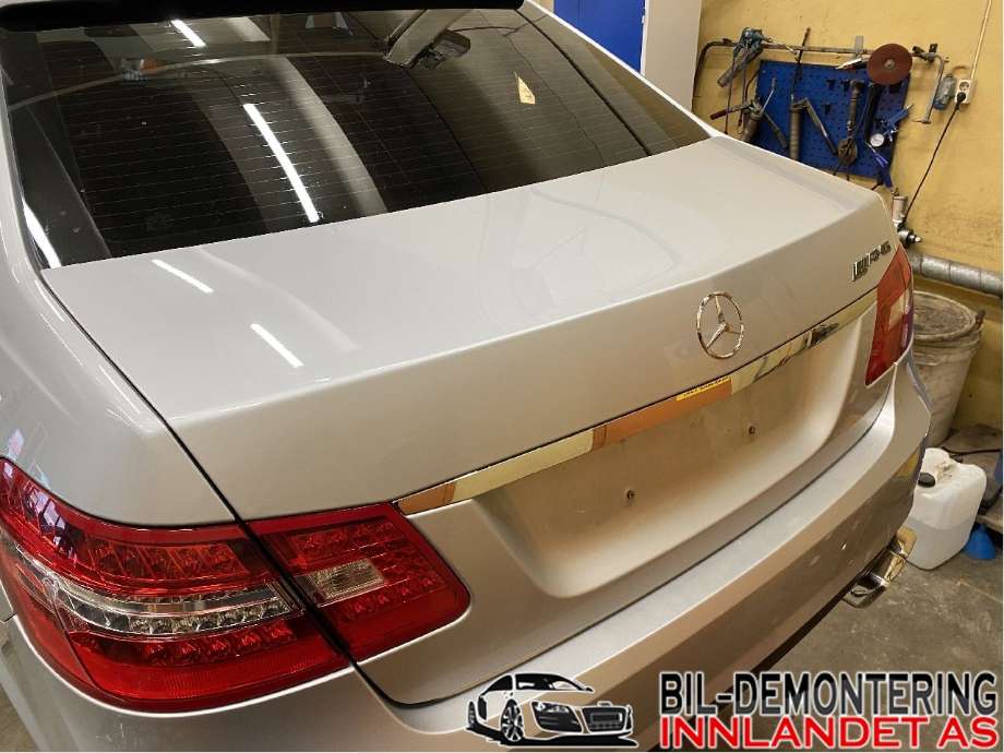 Bakluke sedan til Mercedes E-Klasse 2009-2013 (Fase 1) (W212) (W212) (MERCEDES|A 212 750 02 75|)