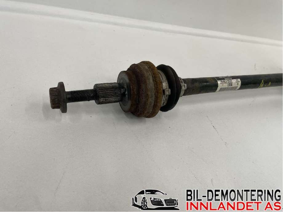 Drivaksel venstre bak til VW Passat 2015-2019 (Fase 1) (B8) (B8) (VOLKSWAGEN|3Q0 501 203 C|)