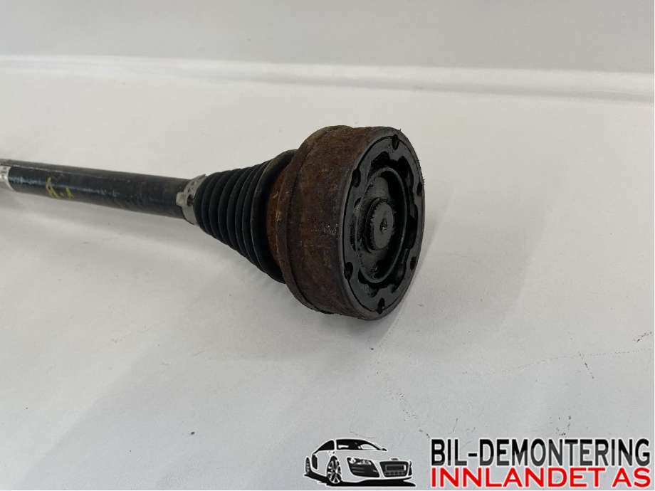 Drivaksel venstre bak til VW Passat 2015-2019 (Fase 1) (B8) (B8) (VOLKSWAGEN|3Q0 501 203 C|)