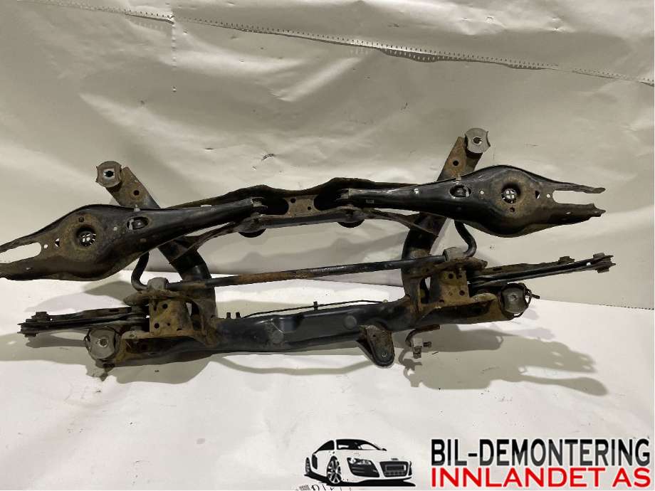 Travers bak til VW Passat 2015-2019 (Fase 1) (B8) (B8) (VOLKSWAGEN|3Q0 505 235 M|)