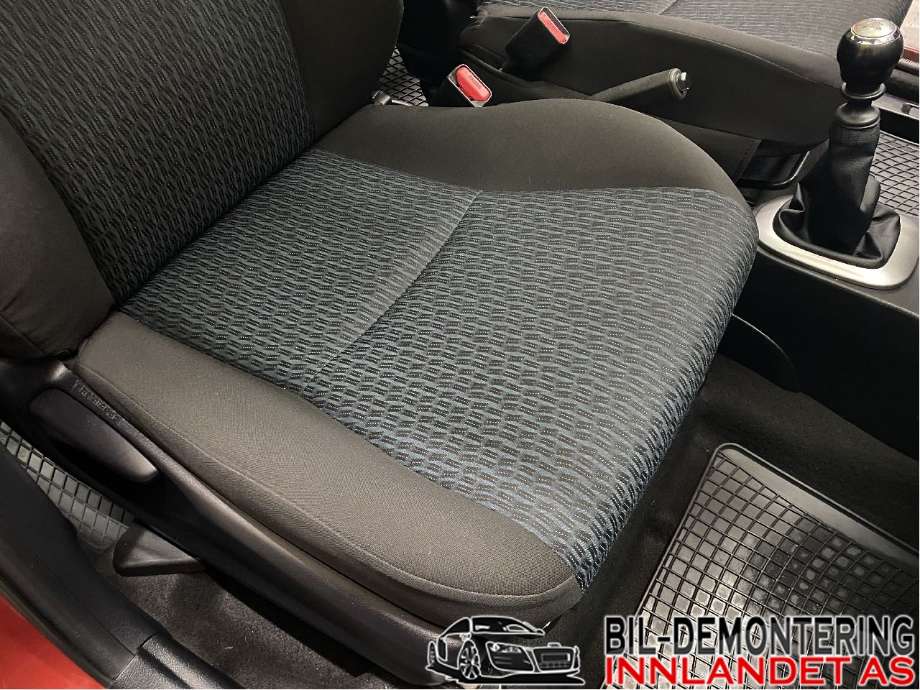 Sete foran høyre til Toyota Yaris 2012-2014 (Type III, Fase 1)  (TOYOTA|)