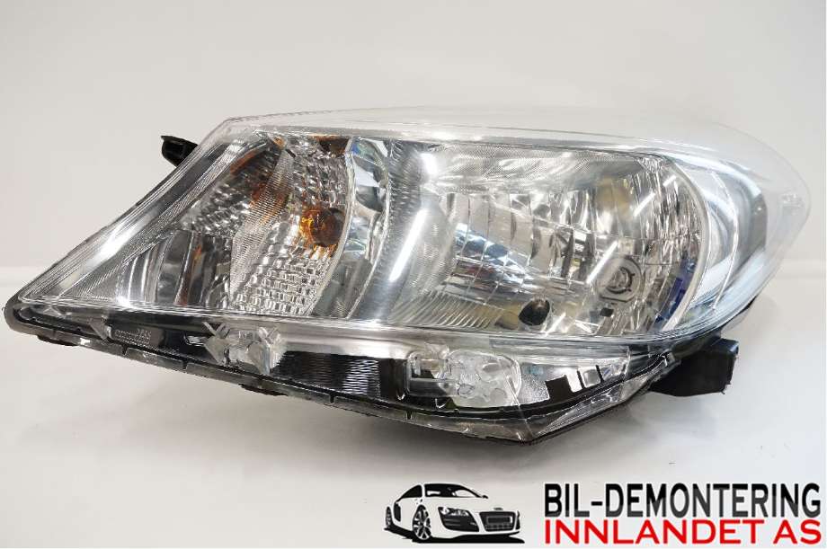Frontlykt venstre halogen til Toyota Yaris 2012-2014 (Type III, Fase 1)  (TOYOTA|811700D450|)