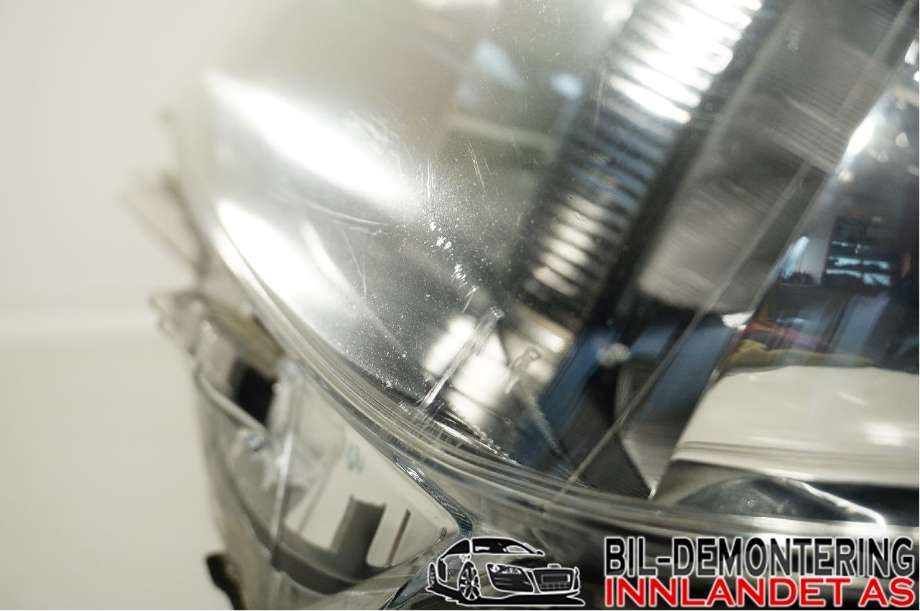 Frontlykt venstre halogen til Toyota Yaris 2012-2014 (Type III, Fase 1)  (TOYOTA|811700D450|)