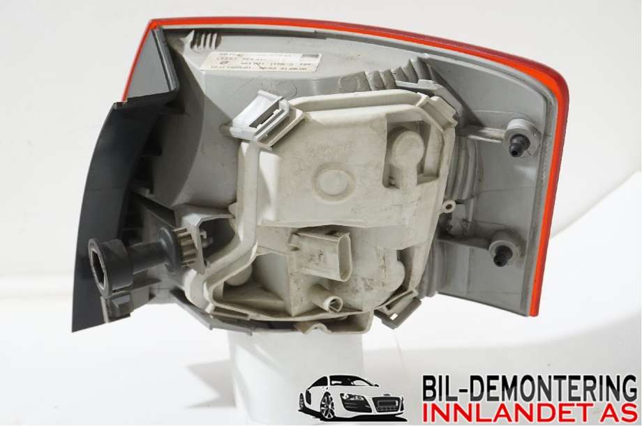 Baklykt venstre til Audi A4 2004-2008 (Type III) (B7) (B7) (AUDI|8E9 945 095 E|)