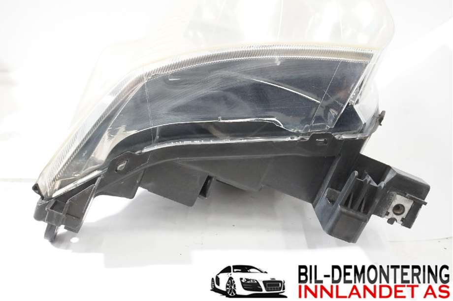 Frontlykt høyre halogen til Nissan X-Trail 2002-2007 (T30) (T30) (NISSAN|260108H925|)