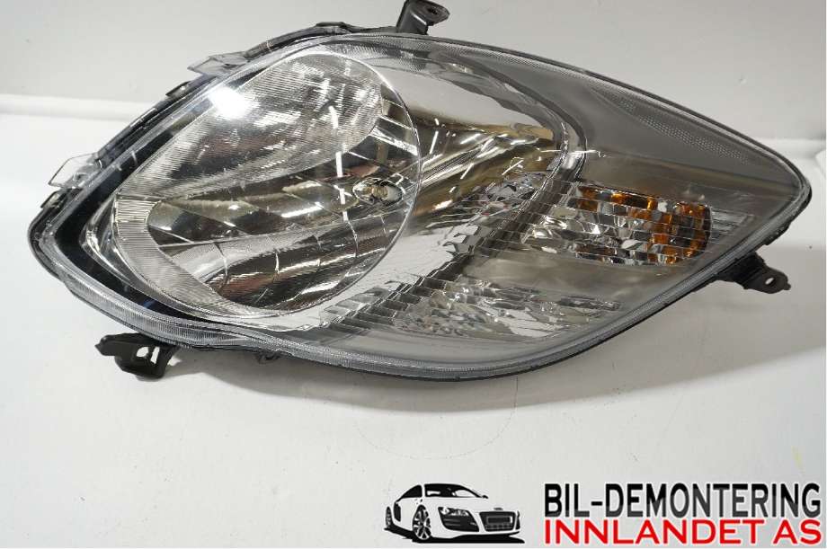 Frontlykt høyre halogen til Toyota Yaris, 2009-2011 (Type II, Fase 2)  (TOYOTA|811300D350)