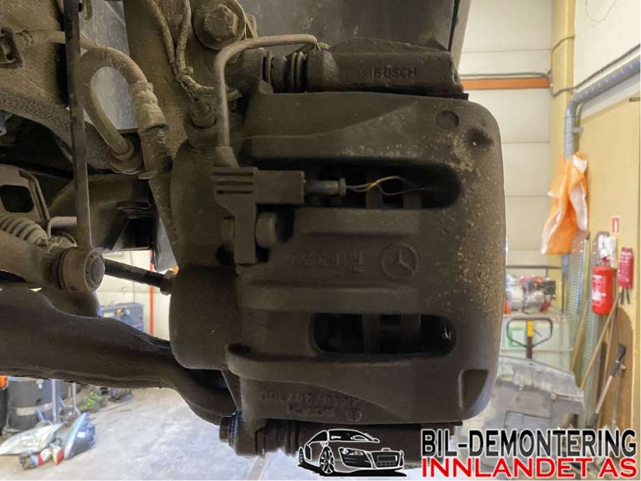 Bremsecaliper høyre foran til Mercedes Vito/Viano 2004-2010 (Fase 1) (W639) (W639) (MERCEDES|A 639 420 01 83|A 639 420 11 83|)