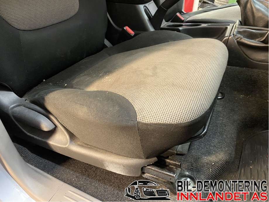 Sete foran høyre til Mitsubishi L200 2006-2015 (Type IV) (MITSUBISHI|6911A872XB|)