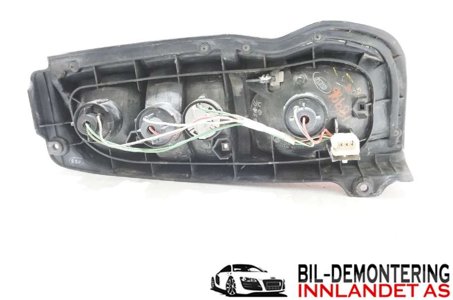 Baklykt venstre til Toyota Hiace 2001-2006 (Fase 2)  (TOYOTA|8156126310|)