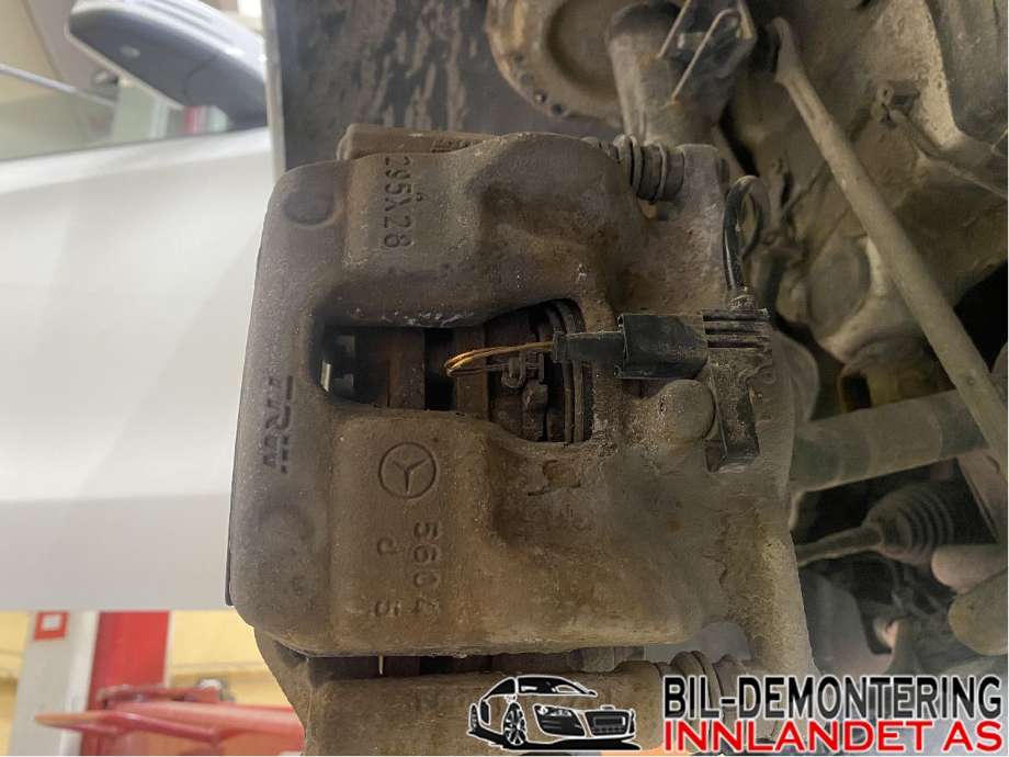 Bremsecaliper høyre foran til Mercedes CLA 2013-2019 (C117) (C117) (MERCEDES|A 000 421 39 81|A 000 421 73 81|)