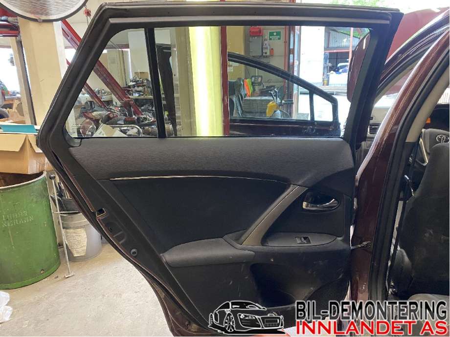 Dør venstre bak til Toyota Avensis 2009-2015 (Type III, Fase 1)  (TOYOTA|6700405160|)